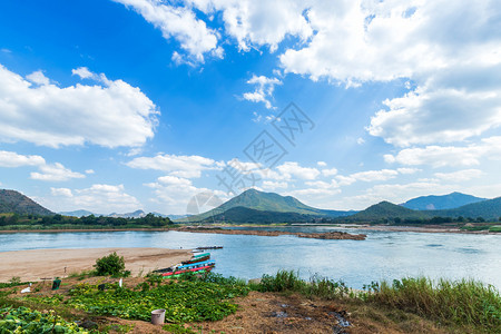 胡MaeKhong河和停泊在港口的一艘船河边景色泰国Loei省清汗KaengKhudKhu快速道上老挝山景色自然胡德图片