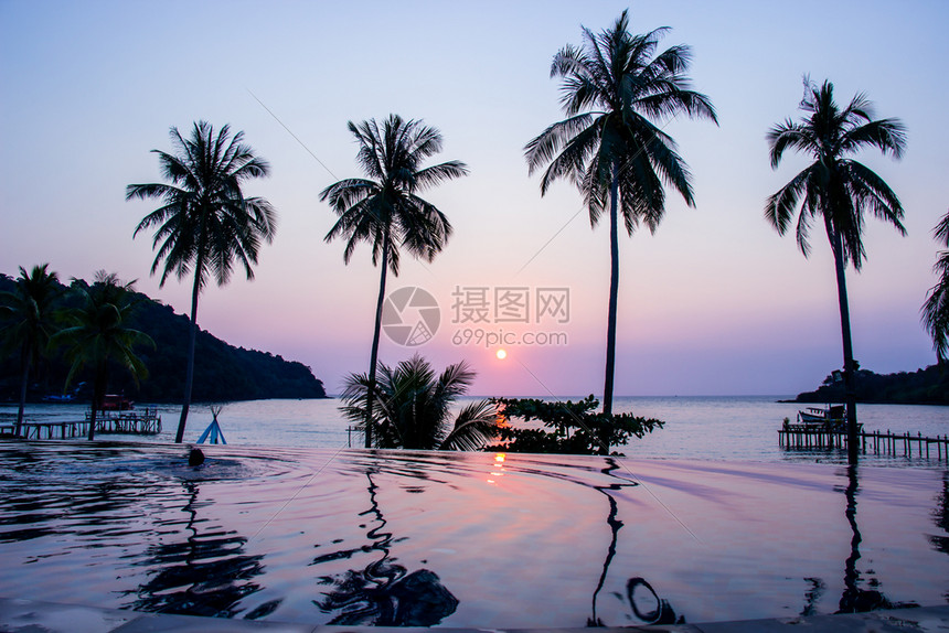 海美丽的云在泰国Trat省Trat县Kohkood岛的椰子树地区太阳落日反射在水面露地上椰子树面积为砰Bao图片