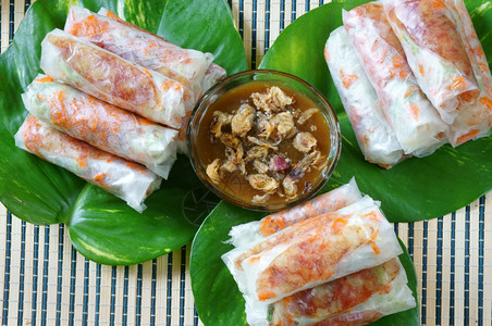 城市营养旅行越南食物波比亚是街头食品点心美味胆固醇免费用干虾蔬菜香肠花生在米纸卷里酱汁波比亚是越南流行的零食图片
