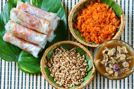 越南食物波比亚是街头食品点心美味胆固醇免费用干虾蔬菜香肠花生在米纸卷里酱汁波比亚是越南流行的零食水平叶子饮食图片