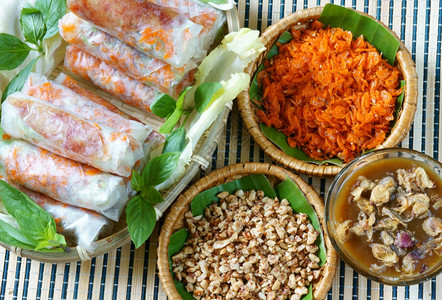 亚洲明放越南食物波比亚是街头食品点心美味胆固醇免费用干虾蔬菜香肠花生在米纸卷里酱汁波比亚是越南流行的零食图片