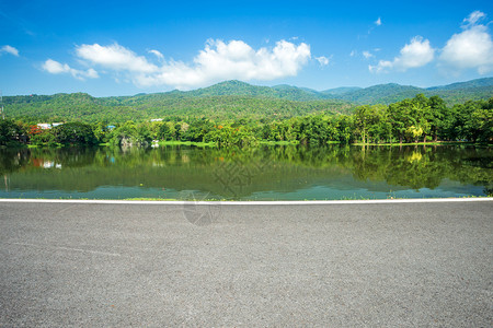 水库AngKaewChangiMai大学森林山蓝天背景白云山林自然之路的一幅景图蛇纹石早晨背景图片