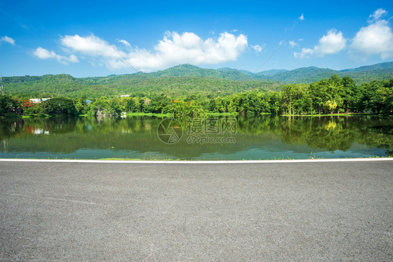 水库AngKaewChangiMai大学森林山蓝天背景白云山林自然之路的一幅景图蛇纹石早晨图片