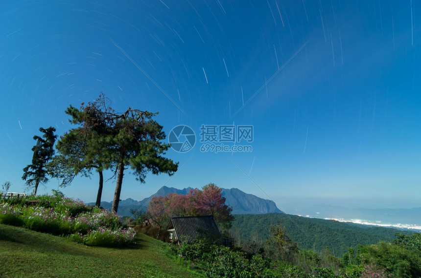 宇宙森林美丽的夜景和星在天空中移动长时间曝光形成Doimaetamansanpakiachiangmaithailand美丽在晚图片