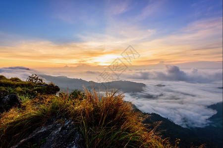 谷泰国清莱省著名的旅游景点风自然山峰日出太阳雾和冬季月色明亮的天空PhuChiFa森林公园是泰国清莱省著名旅游景点季节岩石图片