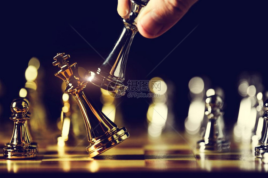 进攻人们成功的在棋盘游戏结束时实业家通过亲手将象棋推向成功竞争领导和战略管理George和策略管理CleadingandSpec图片