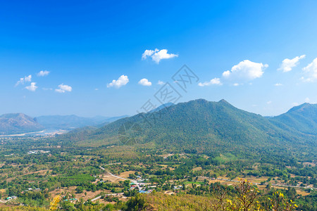 多雾路段草地质美丽的全景绿林山脉泰国罗埃省PhuThok公园蓝天空背景纹理带白云图片