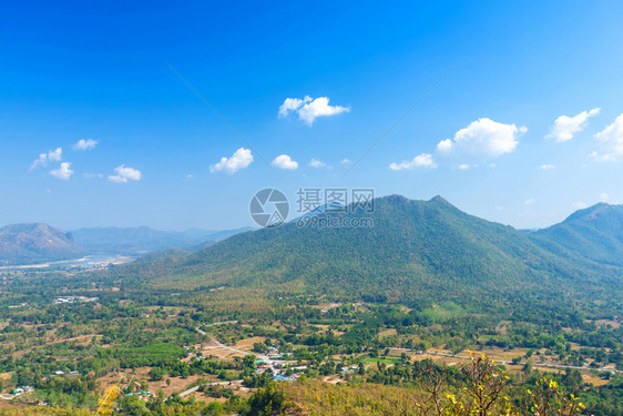 多雾路段草地质美丽的全景绿林山脉泰国罗埃省PhuThok公园蓝天空背景纹理带白云图片