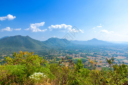 蓝色的美丽全景绿林山脉泰国罗埃省PhuThok公园蓝天空背景纹理带白云丛林色的图片