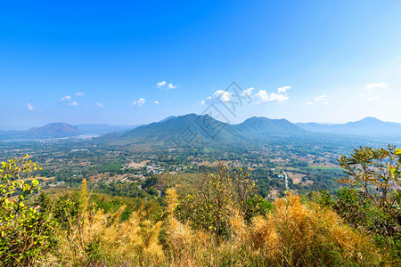 美丽的全景绿林山脉泰国罗埃省PhuThok公园蓝天空背景纹理带白云自然范围日出图片
