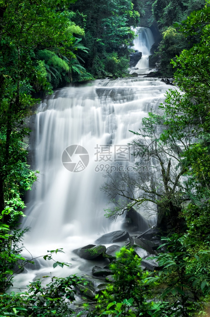 泰国清迈省DoiInthanon公园MeeKlangLuang村Sirithan瀑布MaeLuang村丛林植物和水流的热带雨林景图片