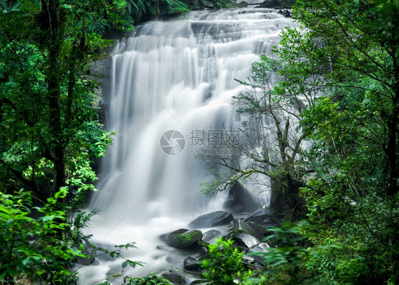 銮苔藓天泰国清迈省DoiInthanon公园MeeKlangLuang村Sirithan瀑布MaeLuang村丛林植物和水流的热图片