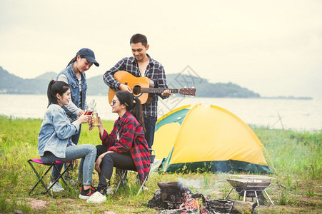 户外露营帐篷的青年人聚会弹琴图片