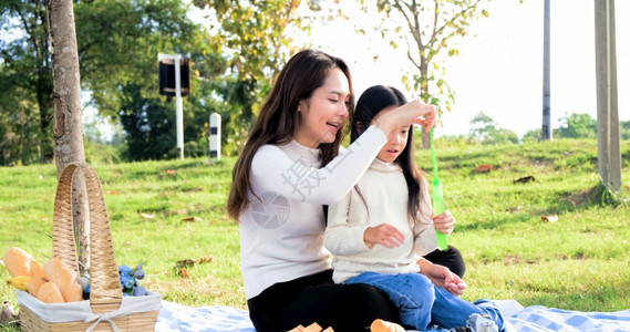 亚洲家庭肖像父亲和母的家与女儿一起享受轻松的探亲之旅与家人一起吹泡以自由的生活方式家庭节日康白天大餐夏花园男人图片