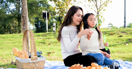 孩子女士春天亚洲家庭肖像父亲和母的家与女儿一起享受轻松的探亲之旅与家人一起吹泡以自由的生活方式家庭节日康白天大餐图片