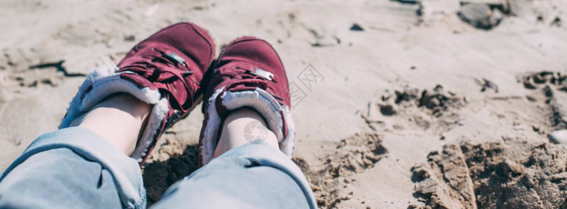 年轻女子在运动鞋和牛仔裤中的脚足在沙滩上徒步旅行后轻松放POV冒险概念背景激励引文博客章你的字为了海夏天图片