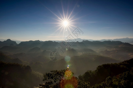 清晨风景的美丽色黄金光日出高山上弥漫着浓雾BaanJaBoMaeHongSon泰国Bo谷早晨田园诗般的图片
