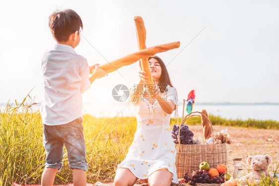 在户外野餐的母子图片