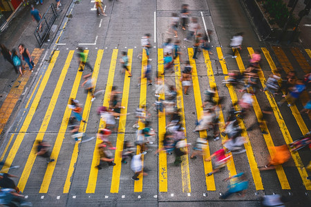 运输城市的忙碌黄色斑马是香港交通和横行的标志在香港街对面Mongkok车站附近的Mogkok车站附近黄色斑马代表着康川交通和叉路图片