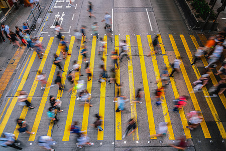 大约城市黄色斑马是香港交通和横行的标志在香港街对面Mongkok车站附近的Mogkok车站附近黄色斑马代表着康川交通和叉路口的标图片
