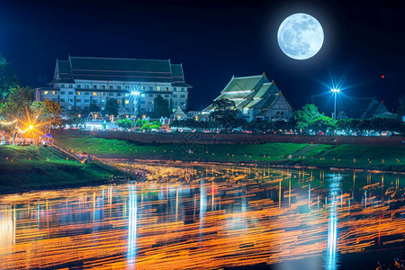 亚洲人水夜晚在南河沿岸的Krathong是泰国Phitsanulok旅游景点满月泰国菲特桑路克Phitsanulok桥图片