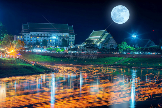 亚洲人水夜晚在南河沿岸的Krathong是泰国Phitsanulok旅游景点满月泰国菲特桑路克Phitsanulok桥图片