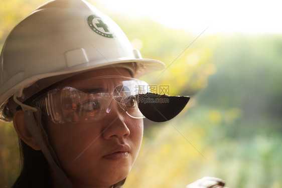 节省佩戴安全眼镜拯救了这个工程女师因为插上断裂的切盘使用电动工具的危险安全第一头盔光盘图片