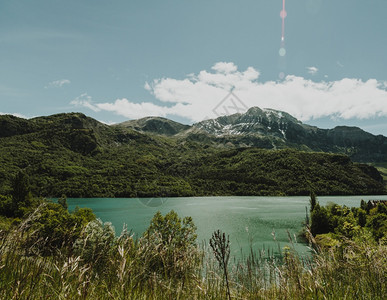 颜色山景湖岸被群包围的风景湖高分辨率照片被群山包围的风景湖高质量照片图片