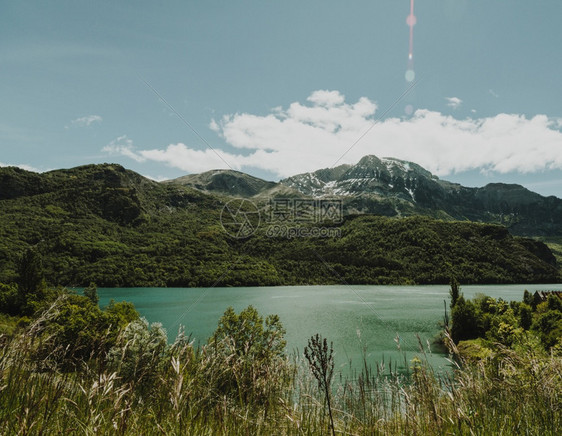 颜色山景湖岸被群包围的风景湖高分辨率照片被群山包围的风景湖高质量照片图片