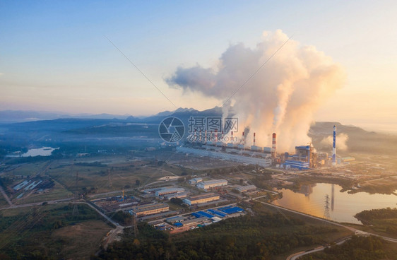 建造多雾路段变暖在大面积地区的煤电站上方蒸汽烟雾机器正在用和云层空中观测气污染以及燃煤发电厂的空中观察来努力在早上产生电流图片