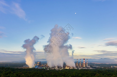技术烟囱天线在大面积地区的煤电站上方蒸汽烟雾机器正在用和云层空中观测气污染以及燃煤发电厂的空中观察来努力在早上产生电流图片