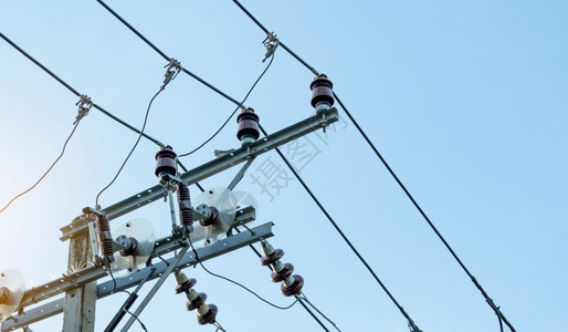 当前的为了电网输送力的三相支持制造业的电力高压线杆和蓝天映衬的电线力和能源工程图片