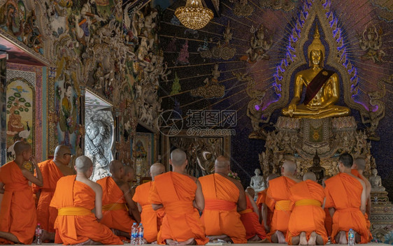 亚洲仪式泰国曼谷20年月8日佛教僧侣在WatPariwasPariwas寺庙之夜祈祷并敬拜佛像二月图片