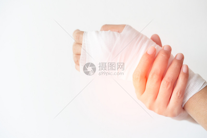 人们由于过度使用或偶然在白种背景上运动用绷带和医生治伤的包扎和口女孩手妇因过度使用或意外运动而手腕疼痛生病的女士图片