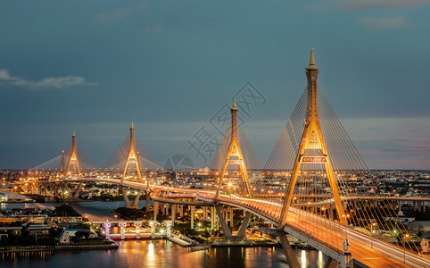 水高的曼谷泰兰Thailand05Jul201Bhumibol悬浮桥在晚上横跨ChaoPhraya河跨越ChaoPhraya河是图片