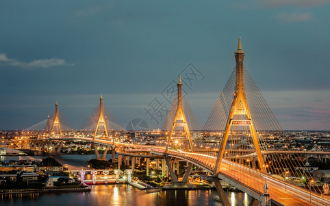 水高的曼谷泰兰Thailand05Jul201Bhumibol悬浮桥在晚上横跨ChaoPhraya河跨越ChaoPhraya河是图片