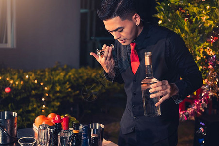 服务员专业酒保在杯中准备新鲜柠檬鸡尾酒夜吧俱乐部用冰加对抗职业和人们的生活方式概念外表背景餐饮酒鬼图片