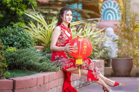 街道身着传统青森红衣装饰的亚洲妇女拿着纸灯上面写中文字母上帝保佑这是新年的福德祝赞美奖章扬假期图片