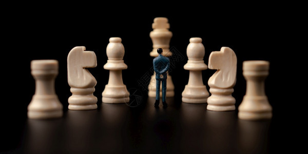 数字商人站在黑色孤立背景的木棋前商业分析和战略的概念进入创业公司新的商参与者男人启动竞赛图片