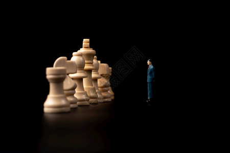 行政人员成功的数字商人站在黑色孤立背景的木棋前商业分析和战略的概念进入创业公司新的商参与者成功图片