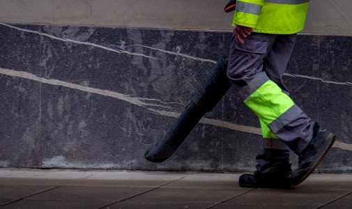 清洁工人公共混凝土地板有吸尘干净的清洁者穿制服在城市Janitor使用擦叶机清洁人行道为良好的卫生概念在人行清扫城市吹灰尘真空街图片