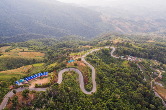 公园谷合适的泰国北部合节日行驶的美丽道路无人驾驶空中观望泰国北部在日落和冬季天气时通风山路和美丽的自然日期209年1月日图片