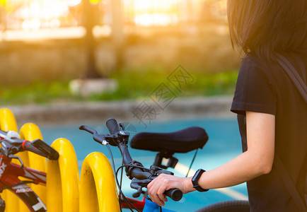 聪明的亚洲女身穿智能乐队骑自行车在城市站巡游环保交通城市经济公交工具EcofycolfyCitycommote基础设施运动图片