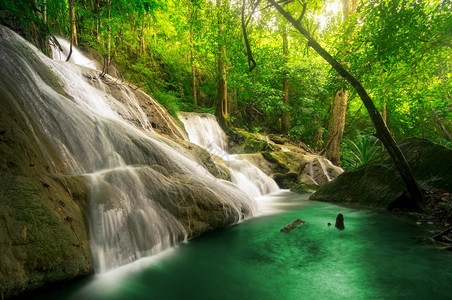相干净的河PhaTad瀑布是一个三级位于KhanchaburiPhaTad瀑布的KhueanSrinagarindra公园内深处图片