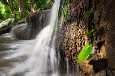 自然PhaTad瀑布是一个三级位于KhanchaburiPhaTad瀑布的KhueanSrinagarindra公园内深处水环境图片