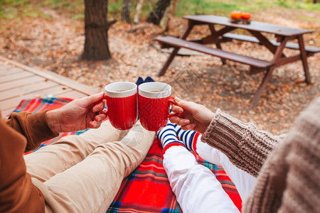 乡村的叶子户外秋天在阳台上的羊毛衣热茶杯子在温馨房背景的羊毛衫上热茶杯放在羊毛衣服上图片