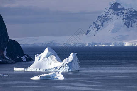 不同之处阳光照耀着美丽的冰山在南极深海中游过寒冷的细节图片