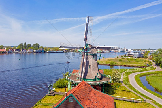 历史土著天际线来自荷兰ZaanseSchans一家传统风车的空中飞机图片
