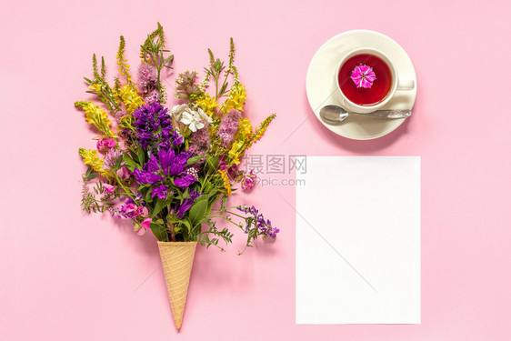 奶油白色的彩花鲜在冰淇淋华芙卷茶杯和空白纸卡上写在粉红背景的文字创用顶部视图平板套装饰明信片或你设计的布克彩色花在冰淇淋华芙饼盘图片