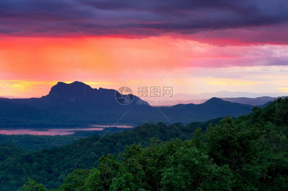 在泰国北部的潘普艾马埃莫兰邦泰国的潘佩山上长期的雨中孟买彭裴山和南邦等地都遭受着暴风雨户外天气庞图片